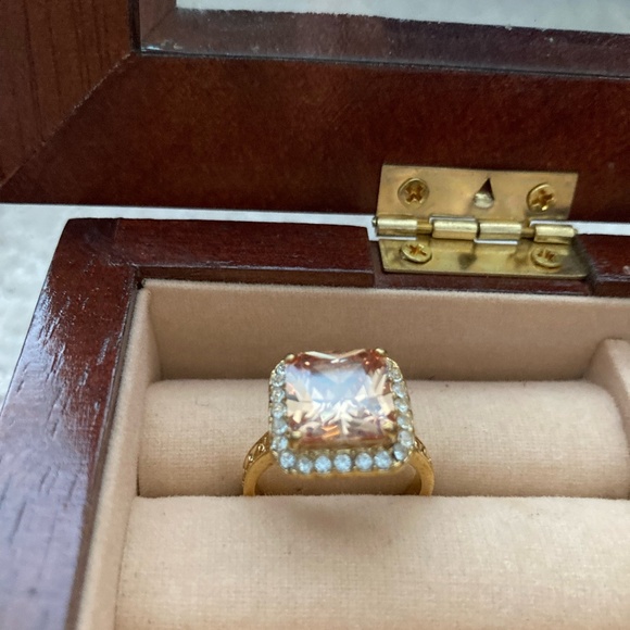 Yellow crystal ring--size 7.5 - Picture 6 of 9